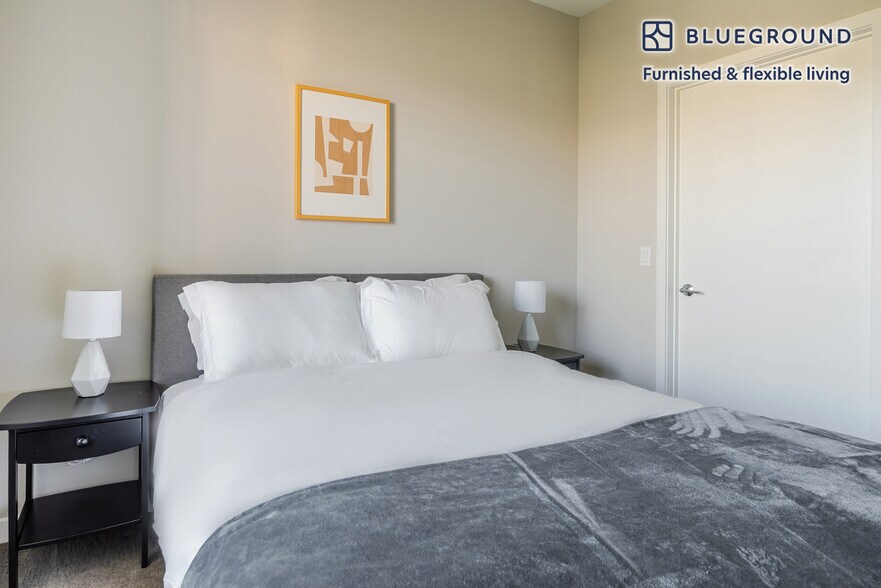 Building Photo - 3560 Rambla Pl