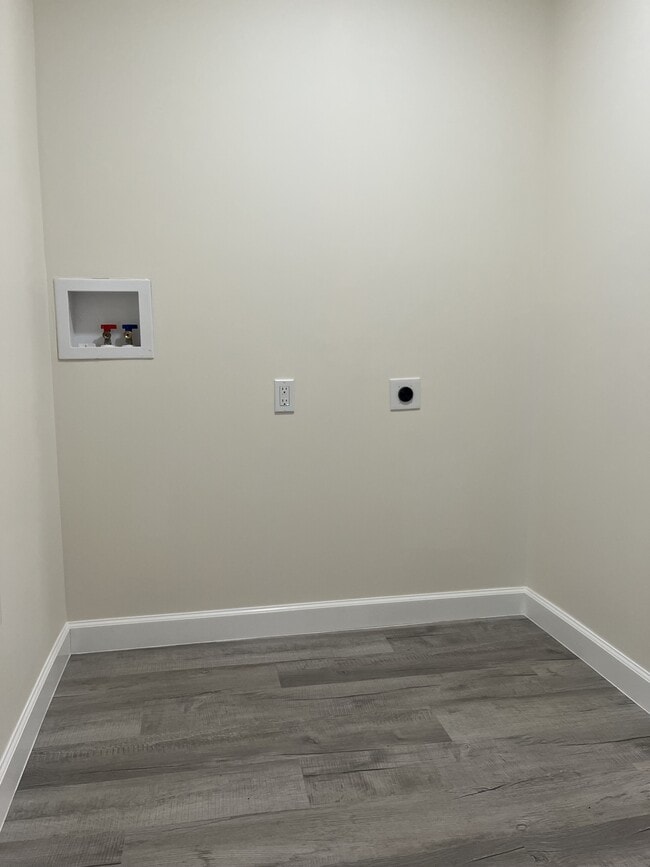 Building Photo - 5104 Chestnut Rd