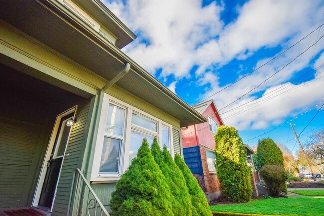 Building Photo - Spacious 4BD/2BA Two-Story Home w/ Fenced Yard & Huge Basement! Pets OK!