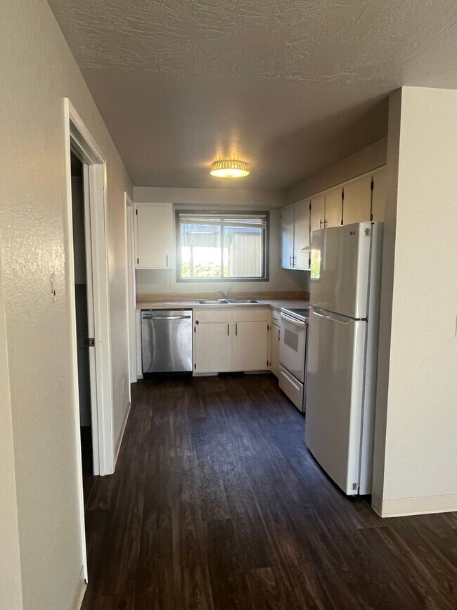 Building Photo - 2-Bedroom 1 1/2-bathroom Townhouse Style Apartment