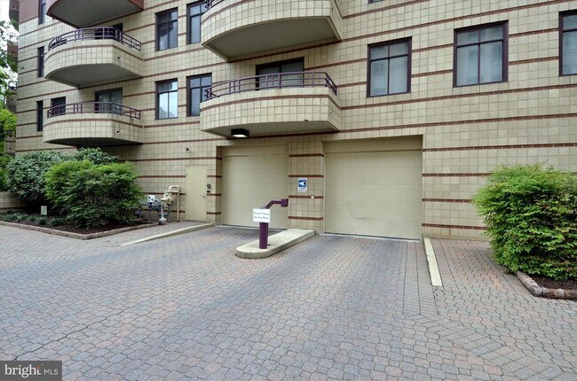 Building Photo - 2400 Clarendon Blvd