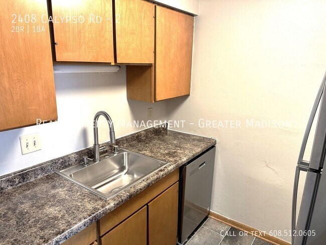 Building Photo - Awesome remodeled 2 bedroom apartment on M...