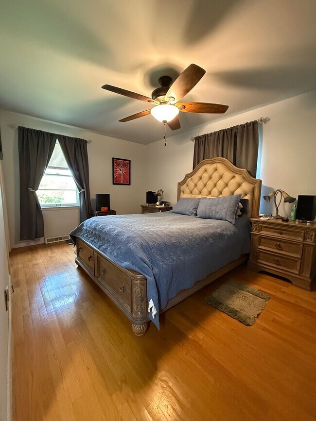 Building Photo - 3 bedrooms- 1.5 bath home