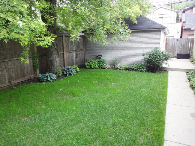 Building Photo - 1918 W Melrose St