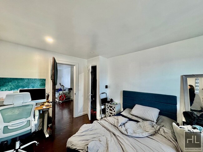 Building Photo - Spacious one bedroom walking distance to D...