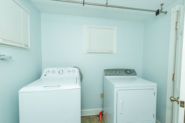 Building Photo - 2 Bed, 2 Bath Farmhouse-Style Home in Kear...
