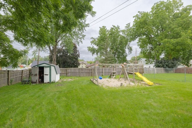 Building Photo - Large Single Family Home for Rent!