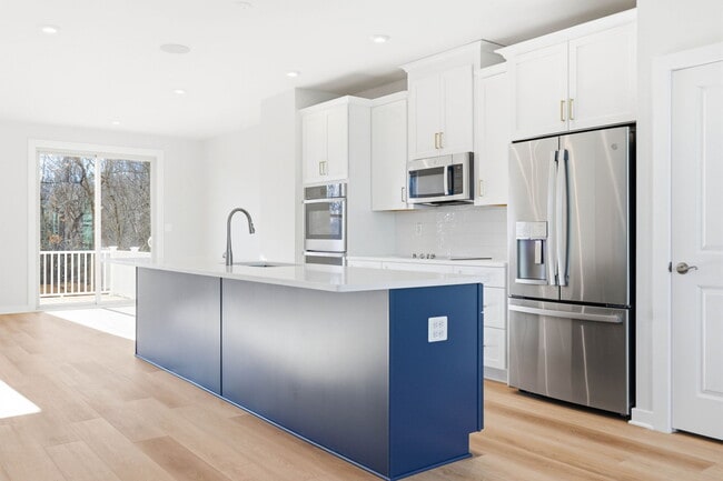 Building Photo - 1017 Venifena Terrace SE