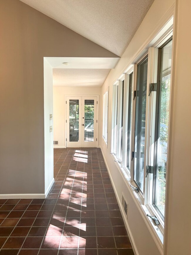Building Photo - Spacious Contemporary Home in a Private Wo...