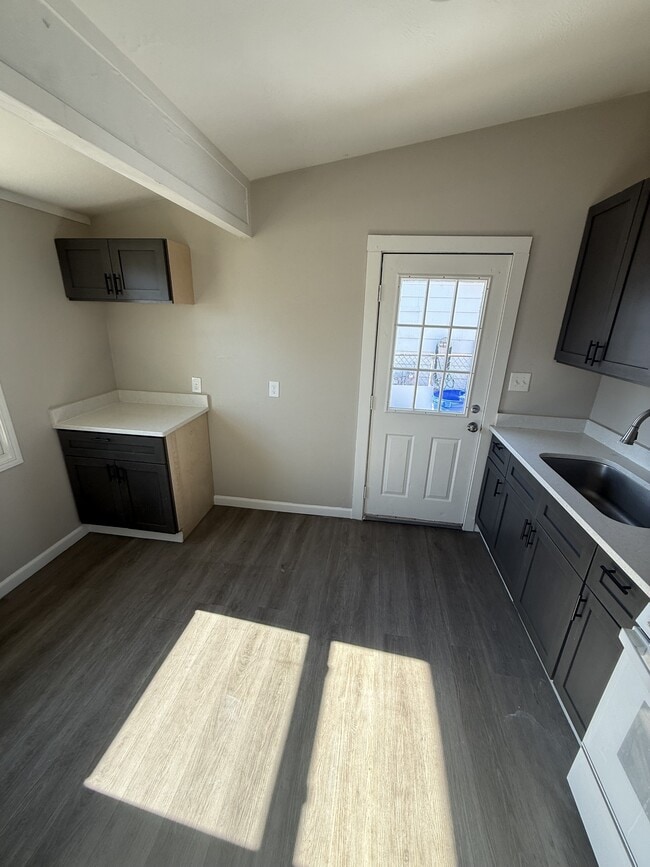 Building Photo - 904 E Gerhart St