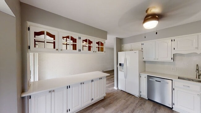 Building Photo - Available July – 4 Bed, 3 Bath Updated Hom...