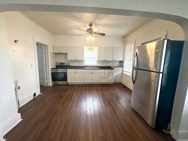 Building Photo - 595 N Washington St