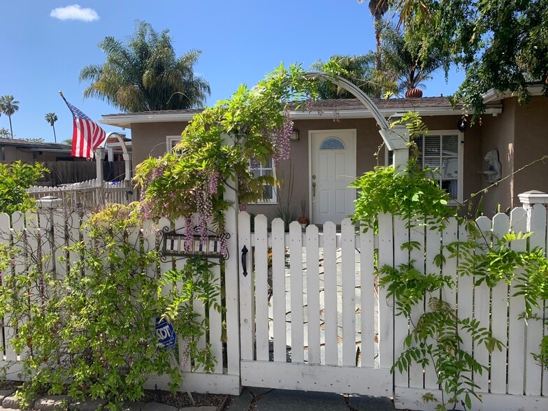 Primary Photo - 4644 Isleta Ave