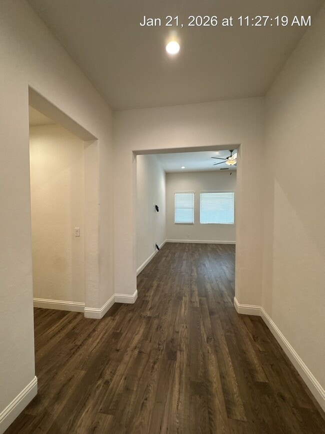 Building Photo - 4 Bedroom home located in Northside Visalia! Available Now!!