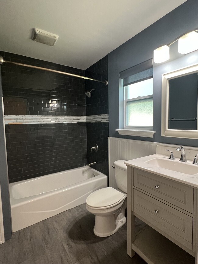 Bathroom - 922 2nd Ave S