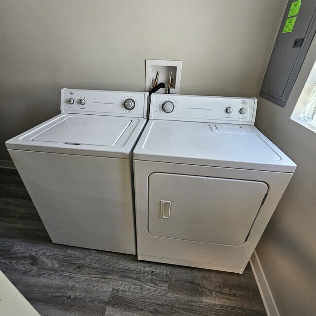 Building Photo - 2 bed, 1 bath renovated ranch. Kitchen has new cabinets, granite counters. All appliances, remode...