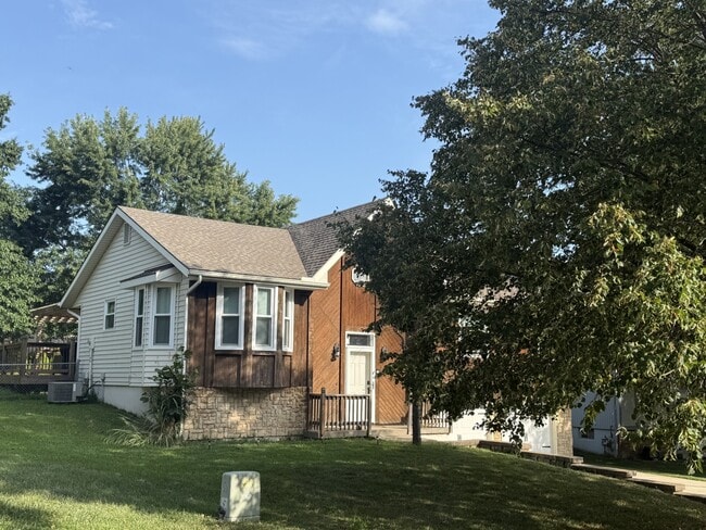 Building Photo - 8612 N Rhode Ave