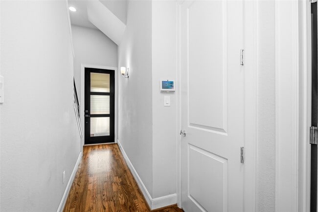 Building Photo - 1007 W 17th St