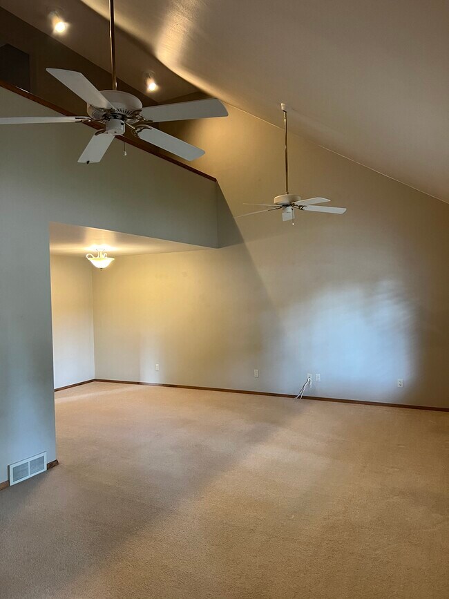 Living room, vaulted ceilings - 1224 E Longview Dr