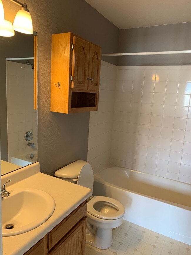 Building Photo - Beautiful Well Maintained 3 bedroom 3.5 ba...