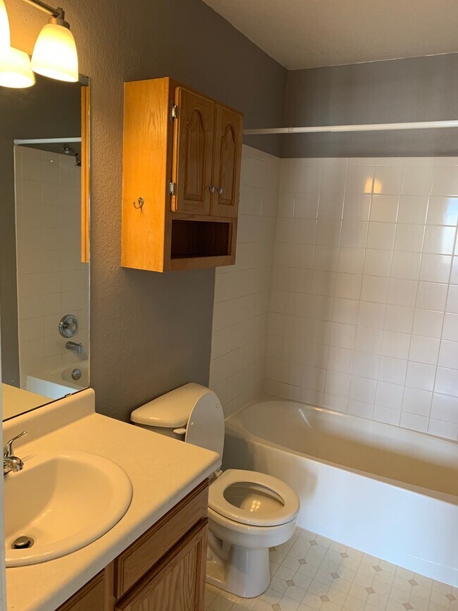 Building Photo - Beautiful Well Maintained 3 bedroom 3.5 bathroom Home