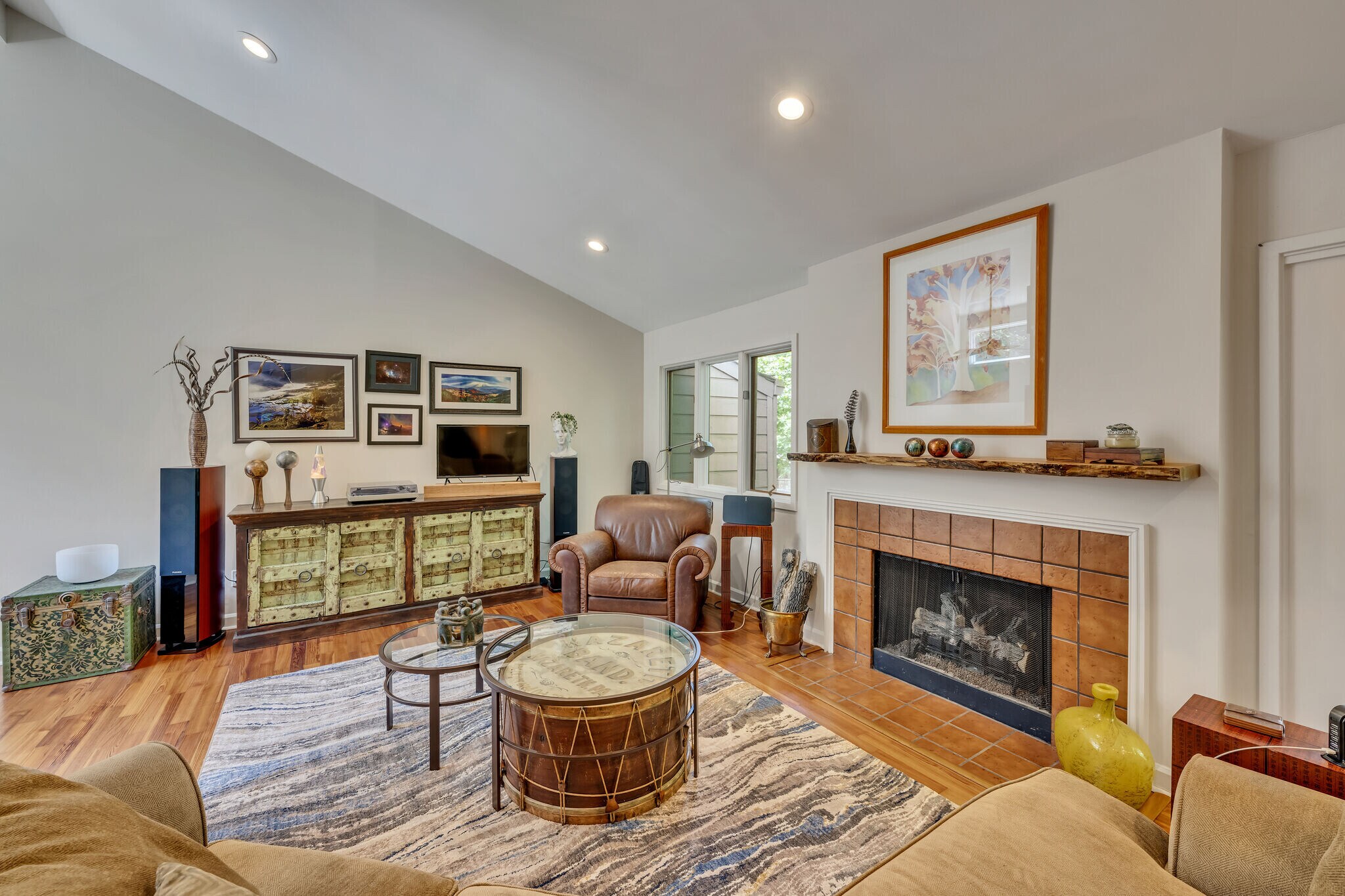 Main living ares. No curtains required. Real privacy from a totally wooded common area. - 918 Harpeth Trace Dr