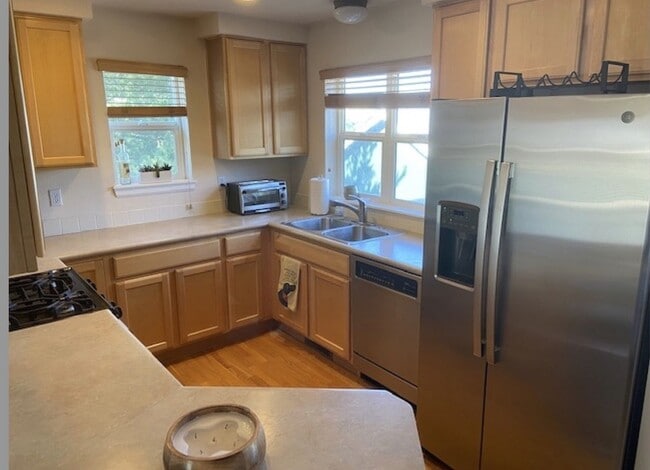 Building Photo - 2 Bed Highlands Townhome