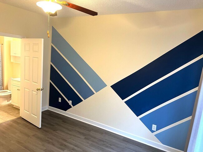 Building Photo - First Floor, 2 Bedroom, 2 Bath Condo with Screened Patio! Community Pool!