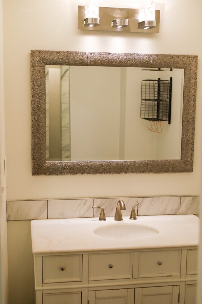 Building Photo - 4565 Kent Rd