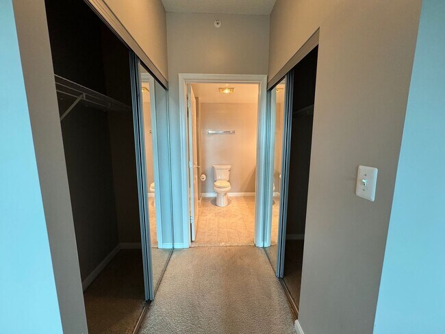 Building Photo - Bright 1 Bed 1 Bath Condo With Sunroom In ...