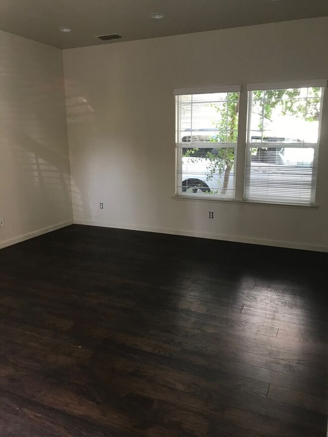 Building Photo - 3 Bedroom Home Close to Gym and Shopping-$1,000 OFF First Month's Rent