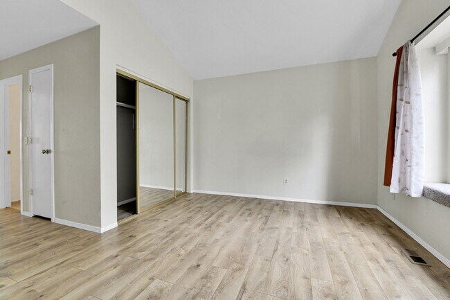 Building Photo - $1,775 - 2 Bed, 2.5 Bath End Unit in Auror...