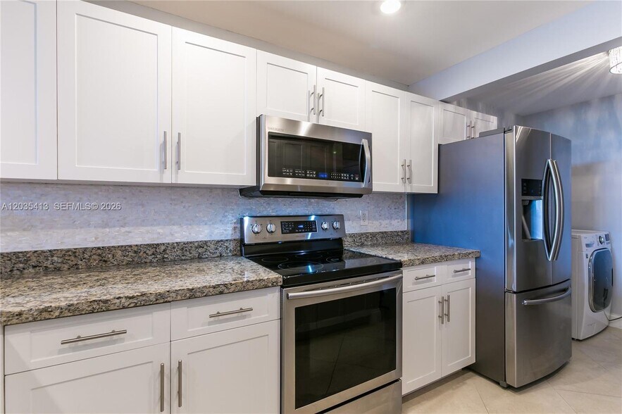Building Photo - 14 Royal Palm Way