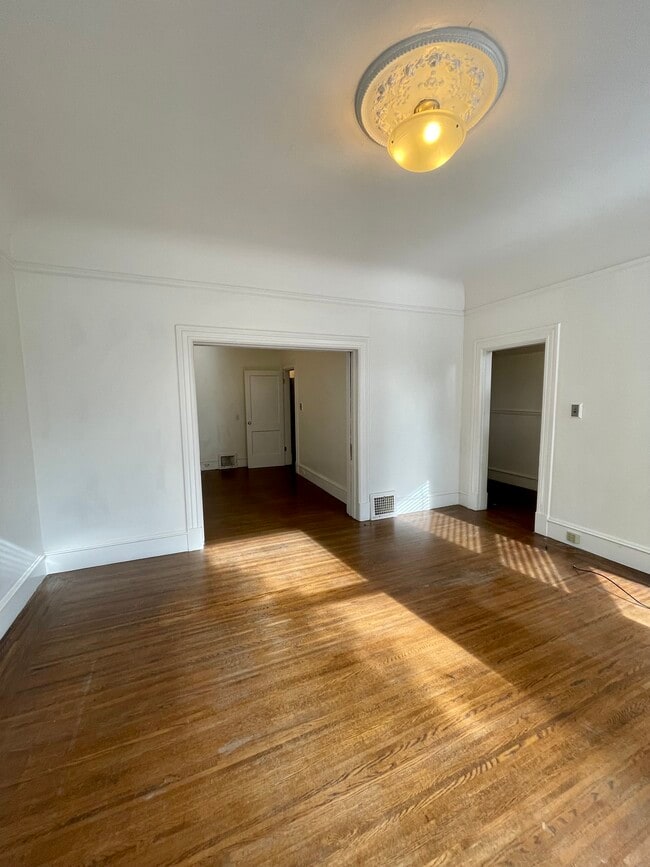 Building Photo - 142 27th St