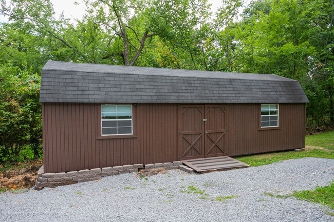 Building Photo - 112 River Rd