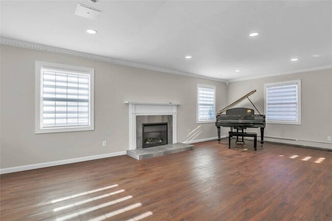 Primary Photo - 32 Manchester Ln