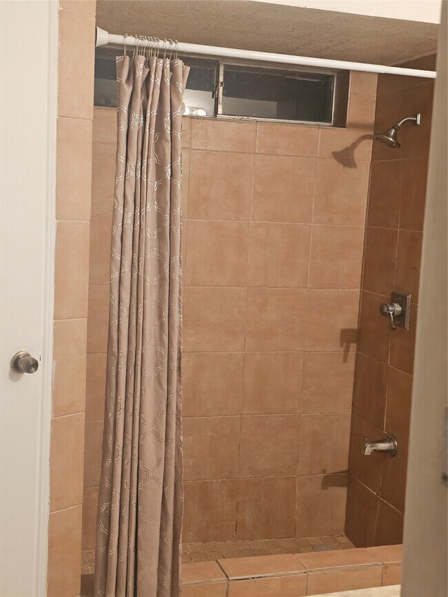 Building Photo - 4011 Alshire Dr