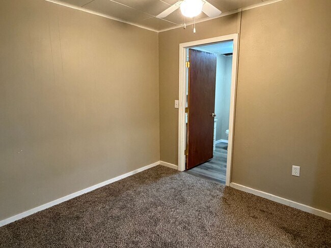 Building Photo - 2920 NE Riverside Ave