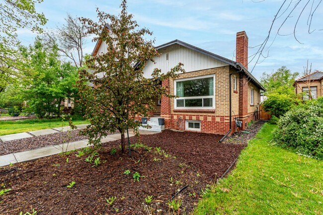Building Photo - Remodeled 3BD, 2BA Half Duplex in East Den...