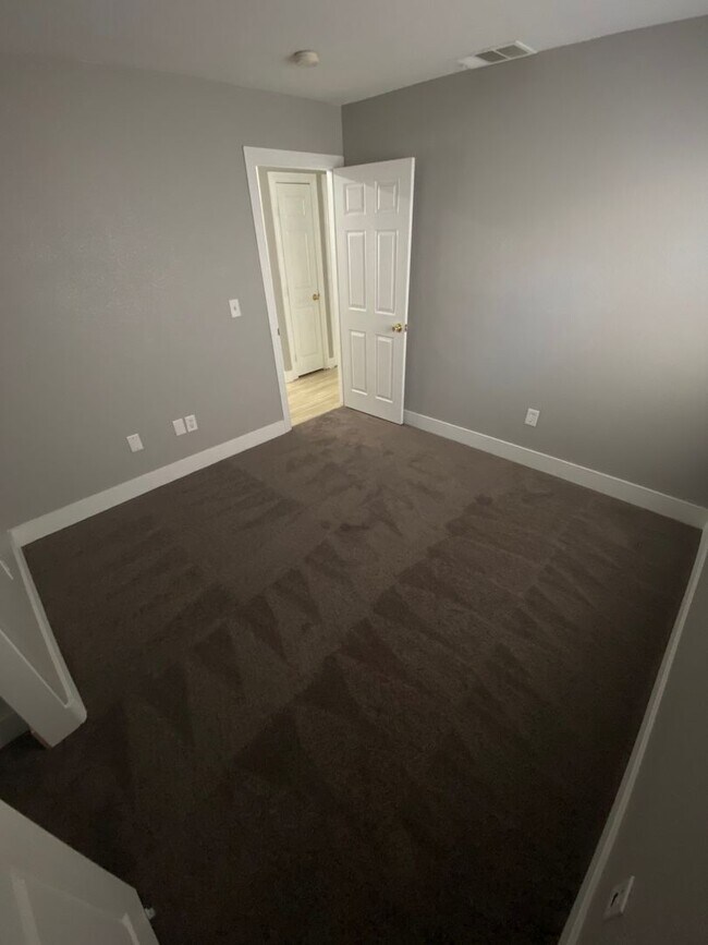 Building Photo - 127 Newburg Ave