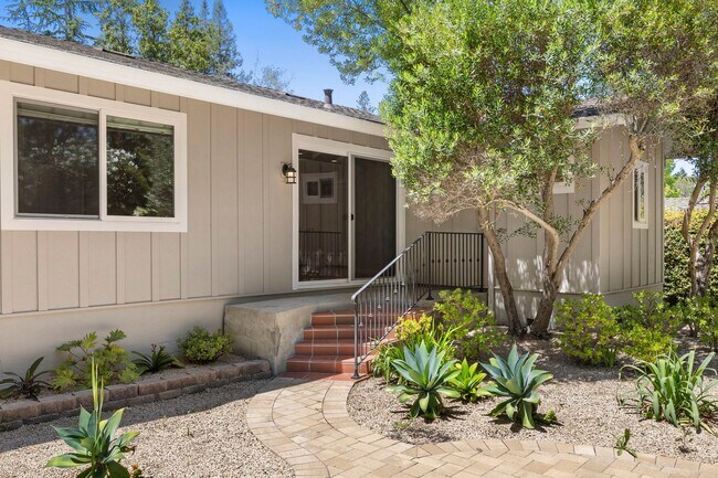 Building Photo - Spacious Menlo Park Retreat with 6 Bedroom...