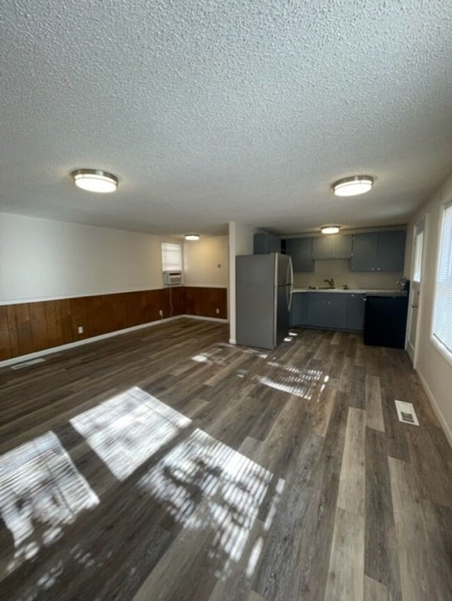 Building Photo - 3 Bedroom/ 1 Bathroom downtown home!