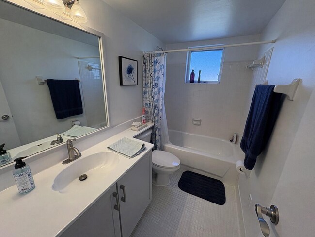 Building Photo - 2161 NE 1st Ct