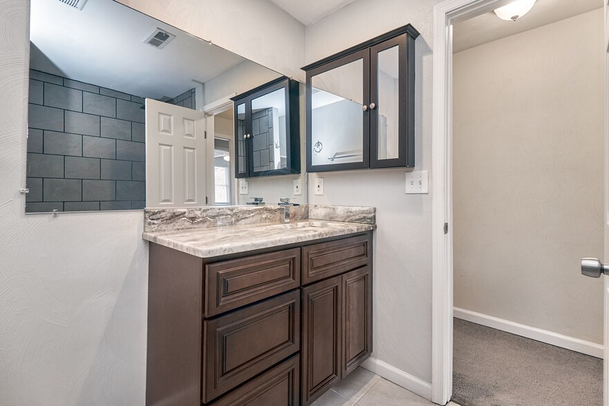 Building Photo - 1552 Fleetwood Ave