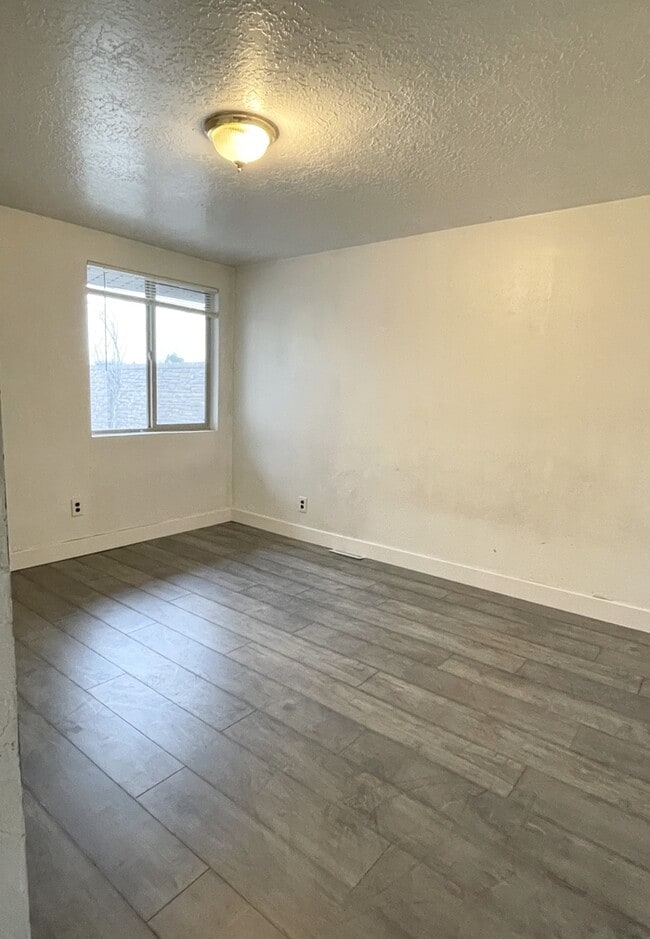 Building Photo - Spacious Taylorsville Home