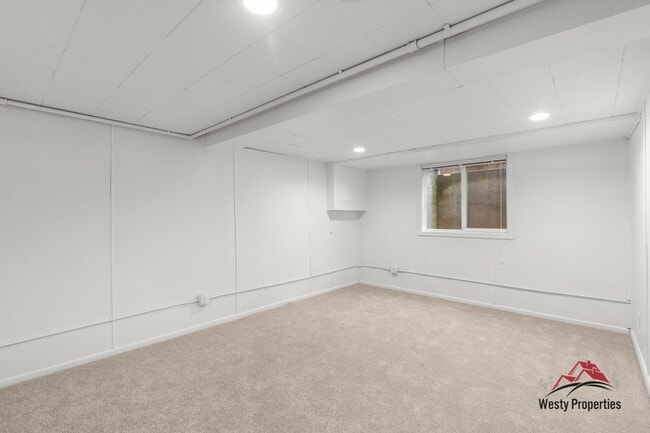 Building Photo - 6725 E Burnside St
