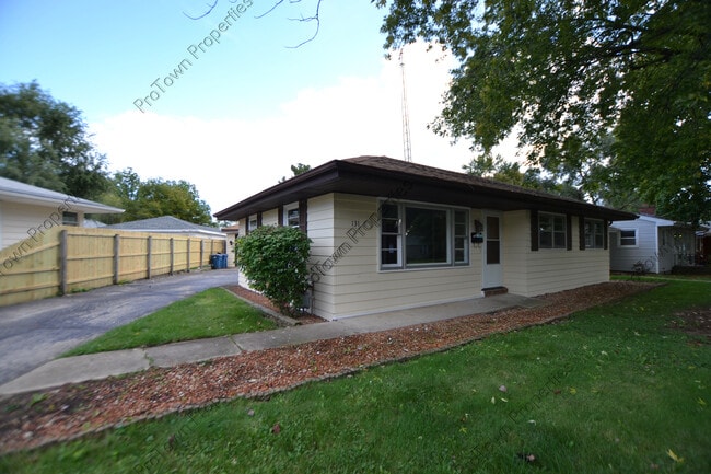 Building Photo - 131 Robinson Dr