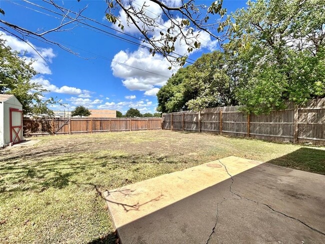 Building Photo - 1306 Troy Ln