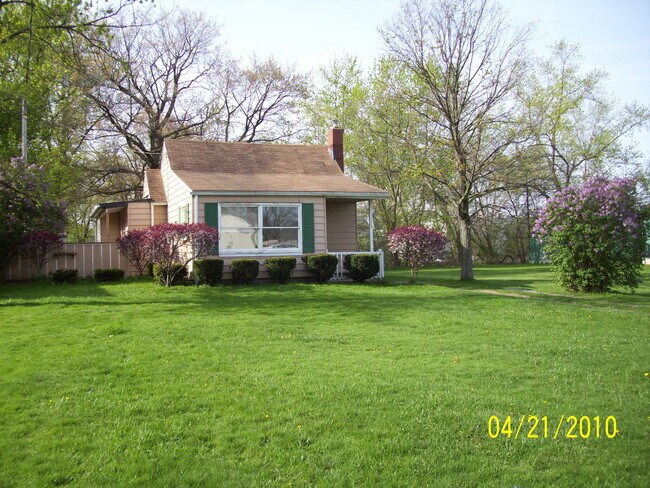 Primary Photo - 115 E Montrose St