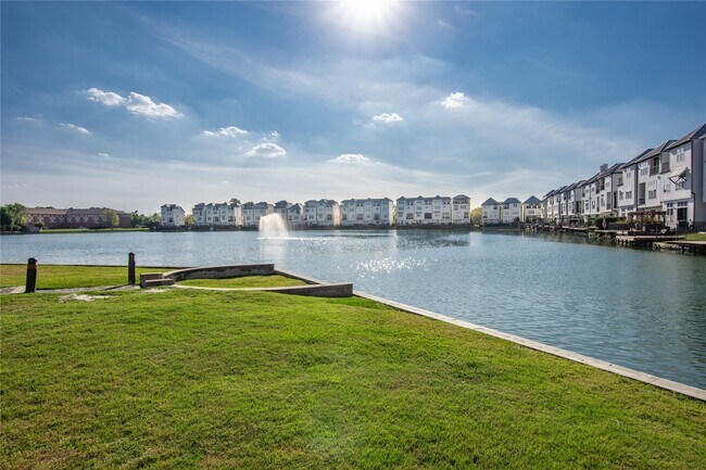 Building Photo - 8817 Lakeshore Bend Dr